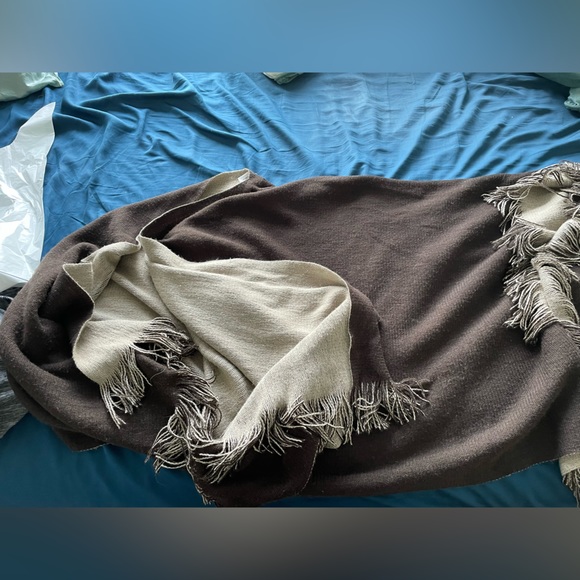 Two-tone Wrap - Picture 2 of 3